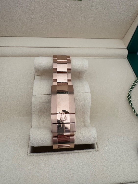 デイトナローズゴールド8Pダイヤ（高級時計）の商品画像 - 査定依頼日：2025年11月6日 - 最高査定価格：7,700,000円