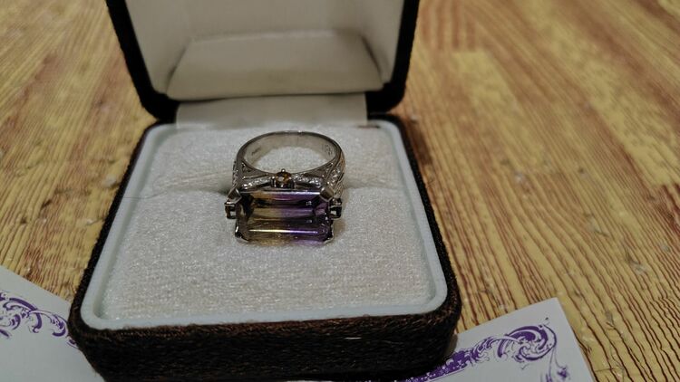 アメトリンリング 重さ13g　アメトリン9.75カラット　ダイヤ0.031カラッ（金・貴金属）の商品画像 - 査定依頼日：2025年11月29日 - 最高査定価格：100,000円