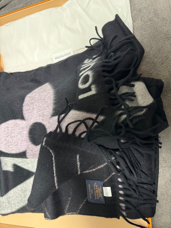 ルイヴィトン大判ストール（古着・ファッション）の商品画像 - 査定依頼日：2025年12月1日 - 最高査定価格：58,000円