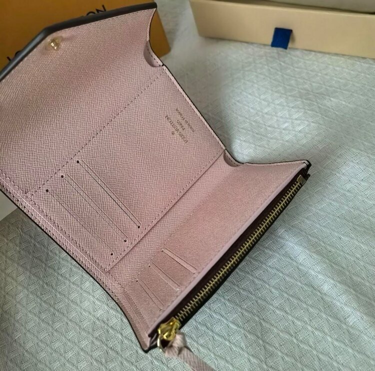 ポルトフォイユ・ヴィクトリーヌ　ローズ・バレリーヌ　モノグラム（ブランド財布・小物）の商品画像 - 査定依頼日：2025年2月3日 - 最高査定価格：12,000円