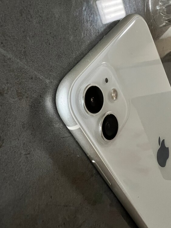 iPhone 11 64GB 楽天モバイル 画面割れ（スマホ）の商品画像 - 査定依頼日：2025年5月21日 - 最高査定価格：4,000円