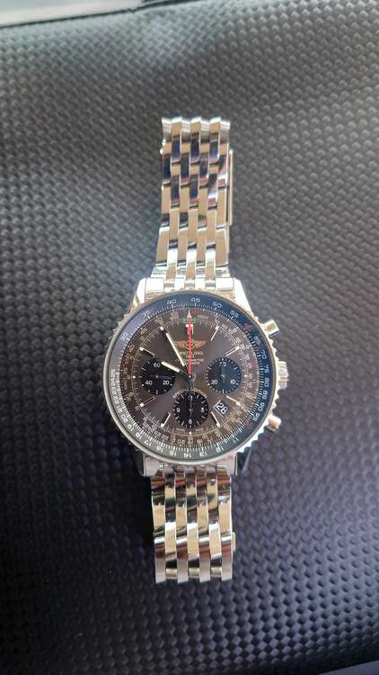 ブライトリング ナビタイマー AB0121A21B1A1（高級時計）の商品画像 - 査定依頼日：2025年5月28日 - 最高査定価格：650,000円