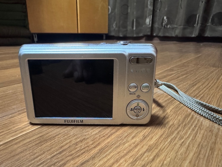 FUJIFILM デジタルカメラ 10.2メガピクセル シルバー 充電器付き（ゲーム機本体・ゲームソフト）の商品画像 - 査定依頼日：2026年6月29日 - 最高査定価格：2,100円