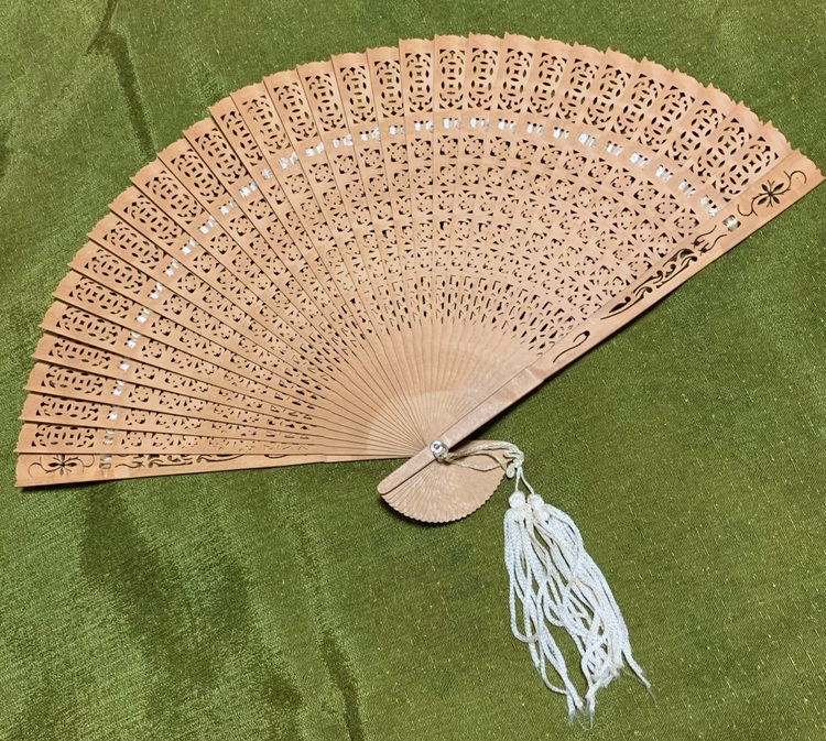 白檀扇子（美術品・骨董品）の商品画像 - 査定依頼日：2025年10月28日 - 最高査定価格：3,000円