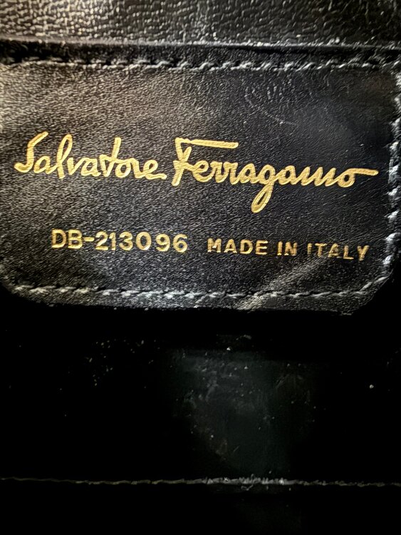 Vera リボンショルダーバッグ（ブランドバッグ）の商品画像 - 査定依頼日：2025年2月20日 - 最高査定価格：10,000円