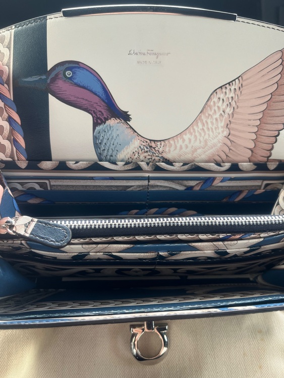 ガンチーニ　鴨　スカーフ柄 長財布（ブランドバッグ）の商品画像 - 査定依頼日：2025年7月27日 - 最高査定価格：4,000円