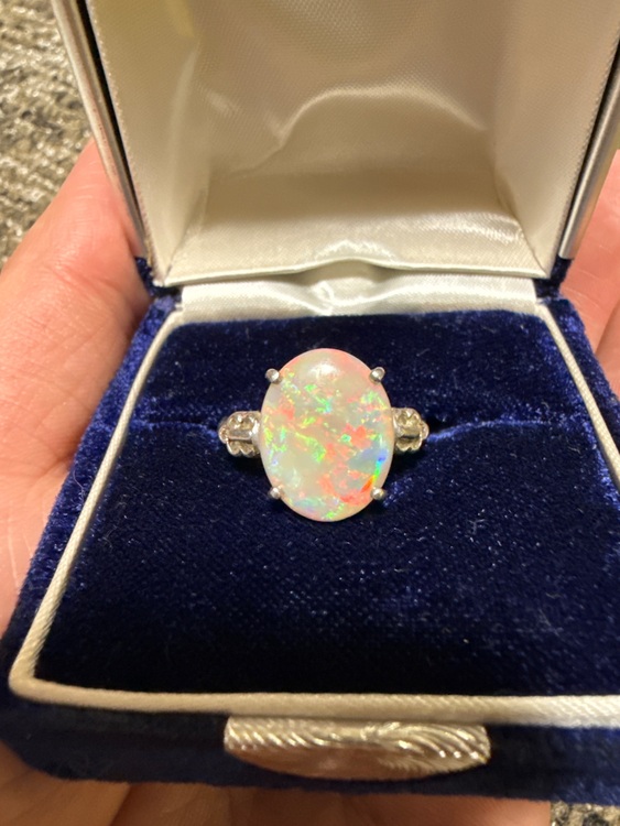 天然オパール （ブラック）（宝石）の商品画像 - 査定依頼日：2025年10月8日 - 最高査定価格：150,000円