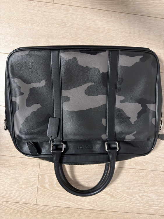 こちらの商品はCOACH メンズ 迷彩柄 レザー ブリーフケース（ブランドバッグ）の商品画像 - 査定依頼日：2026年4月15日 - 最高査定価格：3,000円