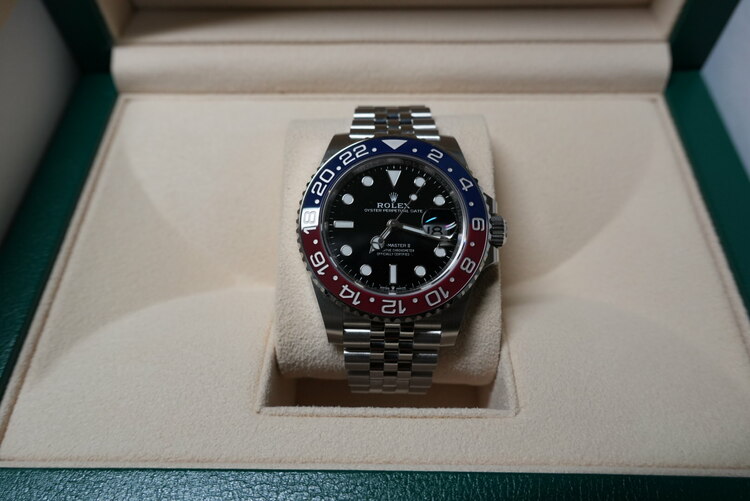 ロレックス GMTマスター 126710blr（高級時計）の商品画像 - 査定依頼日：2025年12月16日 - 最高査定価格：3,630,000円