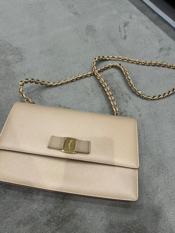 フェラガモ　バッグ（ブランドバッグ）の商品画像 - 査定依頼日：2025年4月9日 - 最高査定価格：10,000円