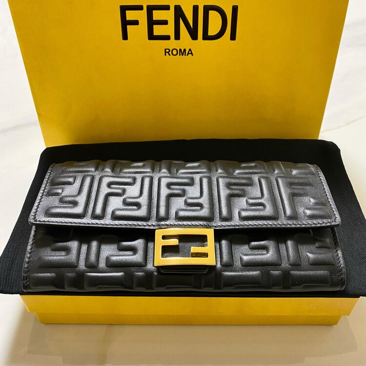 バケットコンチネンタル（ブランド財布・小物）の商品画像 - 査定依頼日：2025年3月31日 - 最高査定価格：42,000円