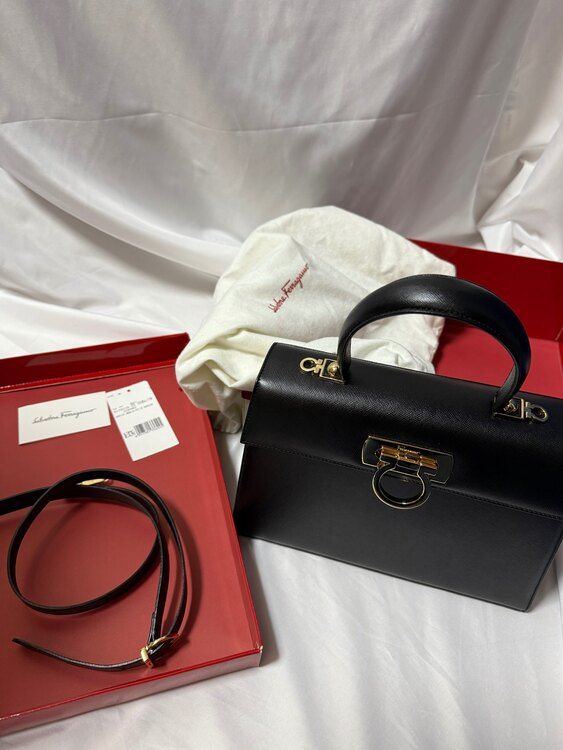 フェラガモ  （ブランドバッグ）の商品画像 - 査定依頼日：2025年5月26日 - 最高査定価格：30,000円