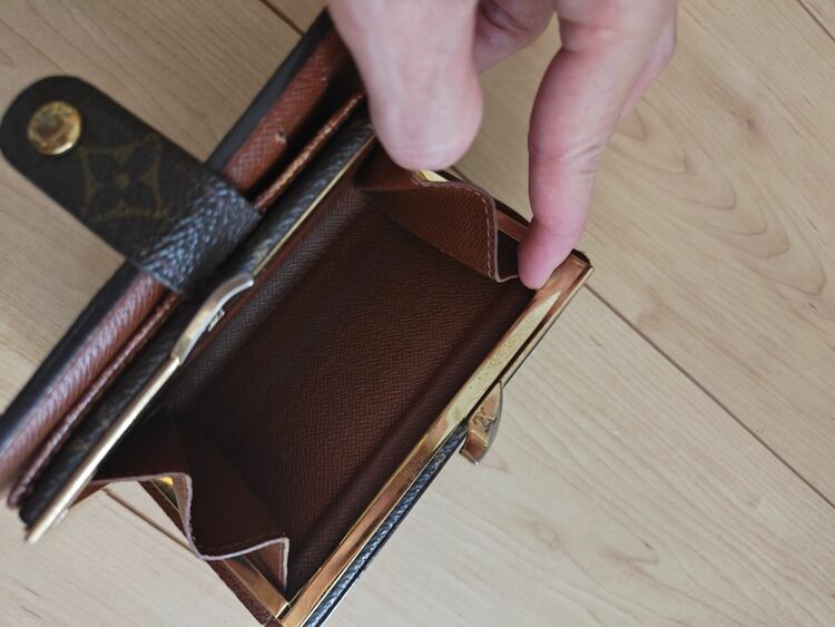 モノグラム2つ折り財布（ブランド財布・小物）の商品画像 - 査定依頼日：2025年8月28日 - 最高査定価格：10,000円