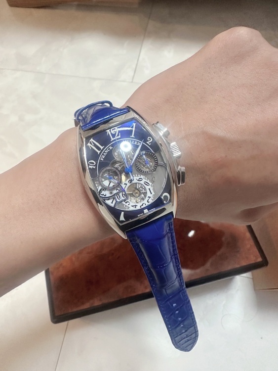 フランク ミュラー トノウ カーベックス クロノグラフ ビッグデイト（高級時計）の商品画像 - 査定依頼日：2025年6月30日 - 最高査定価格：900,000円