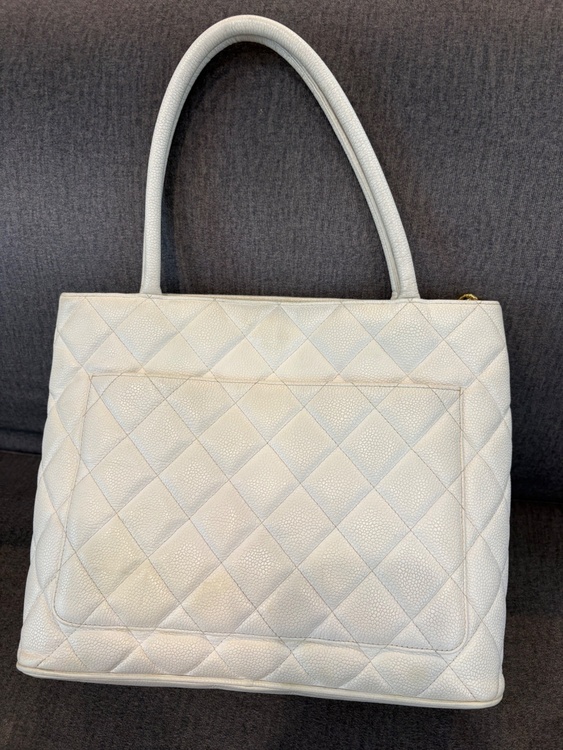 CHANEL 復刻トート ホワイト ゴールドファスナー（ブランドバッグ）の商品画像 - 査定依頼日：2026年6月16日 - 最高査定価格：140,000円