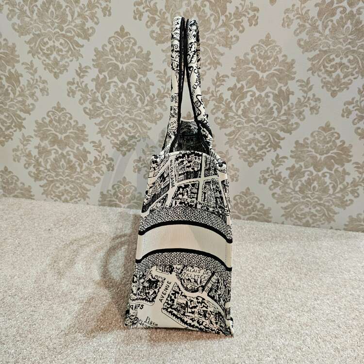 ディオール　ブックトート（ブランドバッグ）の商品画像 - 査定依頼日：2023年12月30日