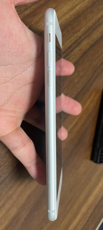 iPhone8 Plus シルバー（スマホ）の商品画像 - 査定依頼日：2025年11月1日 - 最高査定価格：8,000円