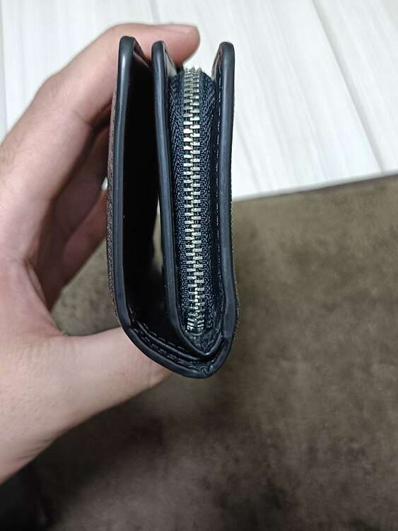 二つ折り財布（ブランド財布・小物）の商品画像 - 査定依頼日：2025年1月23日 - 最高査定価格：2,000円