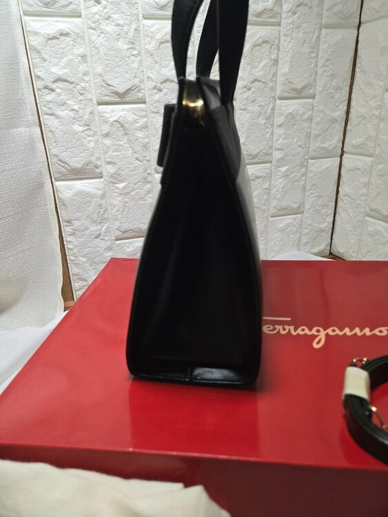 ヴァラ（Vara）リボン トップハンドル バッグと考えられます。（ブランドバッグ）の商品画像 - 査定依頼日：2026年2月24日 - 最高査定価格：20,000円