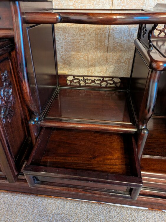 木製彫刻飾り棚付き　茶箪笥（家具・寝具）の商品画像 - 査定依頼日：2025年12月30日 - 最高査定価格：5,000円