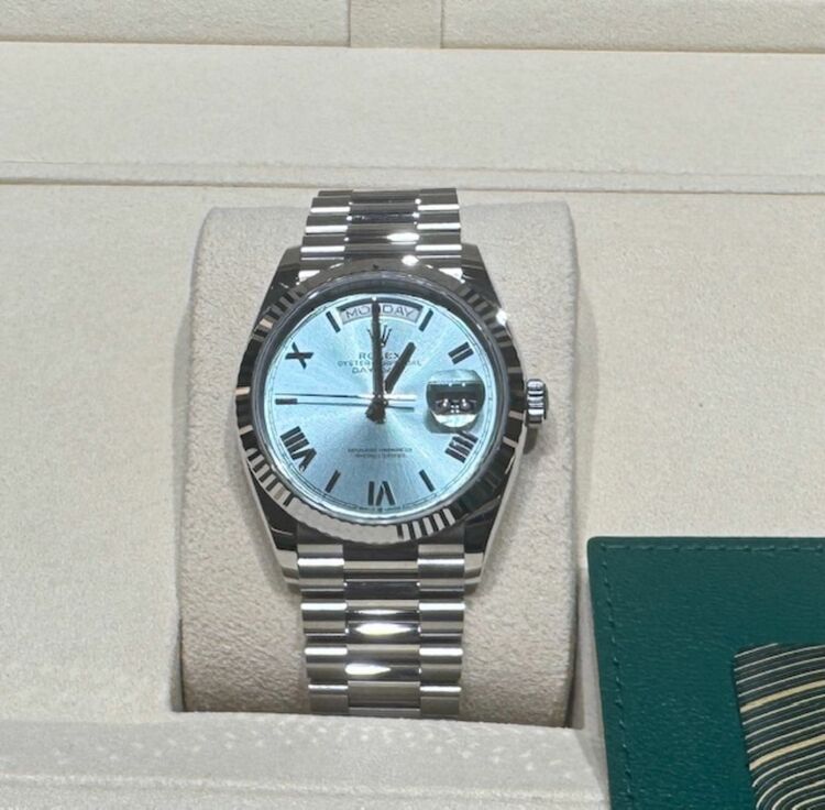 デイデイト　プラチナ　アイスブルー　ローマン文字盤（高級時計）の商品画像 - 査定依頼日：2025年9月29日 - 最高査定価格：10,000,000円