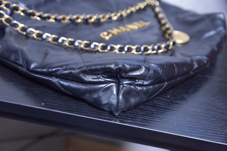 CHANEL22スモールシャイニーカーフスキンチェーンショルダーバッグブラックゴールド金具（ブランドバッグ）の商品画像 - 査定依頼日：2026年8月27日 - 最高査定価格：600,000円