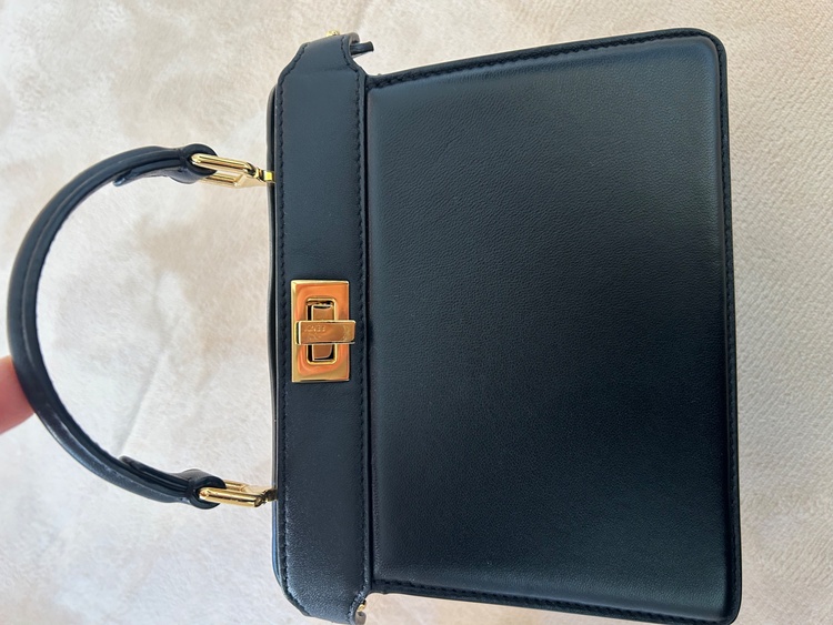 ミニのFENDIピーカブー（ブランドバッグ）の商品画像 - 査定依頼日：2026年2月15日 - 最高査定価格：230,000円