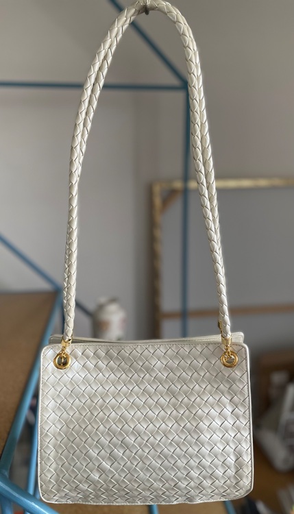 ショルダーバッグ　白（ブランドバッグ）の商品画像 - 査定依頼日：2025年10月8日 - 最高査定価格：38,000円