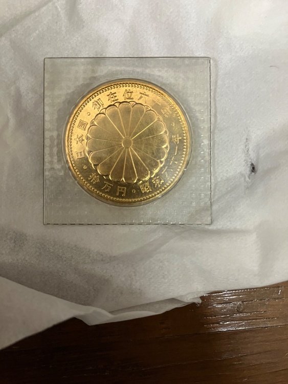天皇陛下即位60年記念　10万円金貨（金・貴金属）の商品画像 - 査定依頼日：2026年6月7日 - 最高査定価格：485,360円