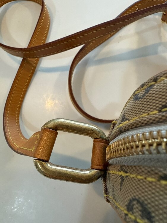 ショルダーバック（ブランドバッグ）の商品画像 - 査定依頼日：2025年5月3日 - 最高査定価格：5,000円