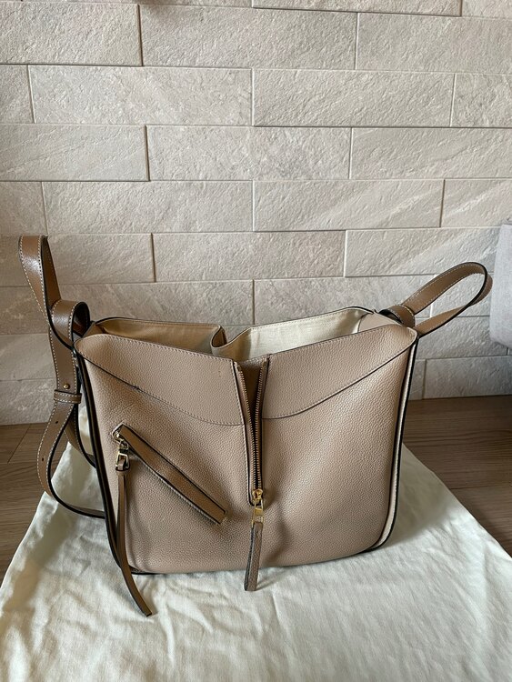 ロエベハンモックスモールサンド（ブランドバッグ）の商品画像 - 査定依頼日：2025年3月5日 - 最高査定価格：140,000円