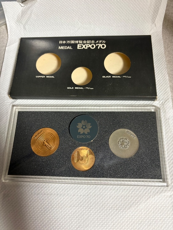 日本万国博覧会記念メダルセット（金・貴金属）の商品画像 - 査定依頼日：2026年6月11日 - 最高査定価格：220,000円
