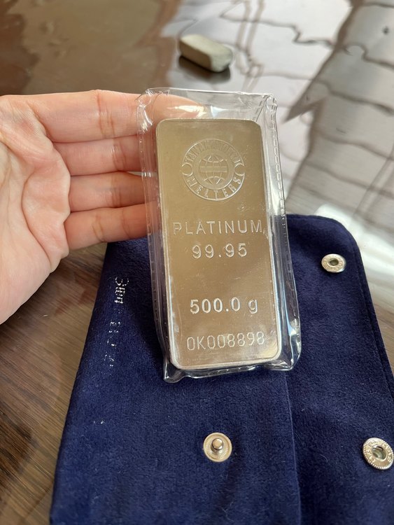 プラチナインゴット500g（金・貴金属）の商品画像 - 査定依頼日：2023年2月22日 - 最高査定価格：2,050,000円