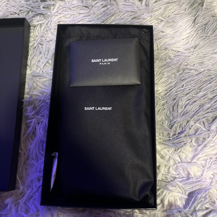 イブサンローラン  （ブランドバッグ）の商品画像 - 査定依頼日：2025年1月22日 - 最高査定価格：30,000円