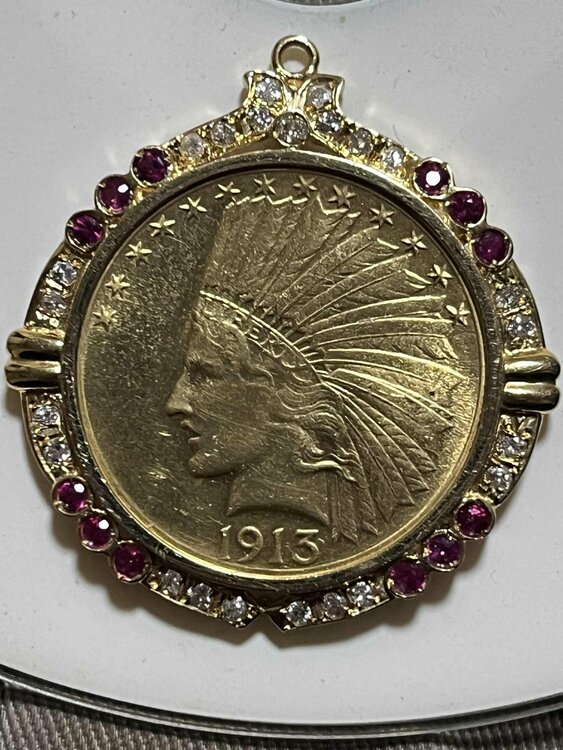 1913年 アメリカ インディアンヘッド 10ドル金貨 K18枠 ペンダントトップ（天然ダイヤモンド24石・天然ルビー12石付 / 総重量23.08g）（金・貴金属）の商品画像 - 査定依頼日：2026年9月28日 - 最高査定価格：473,000円