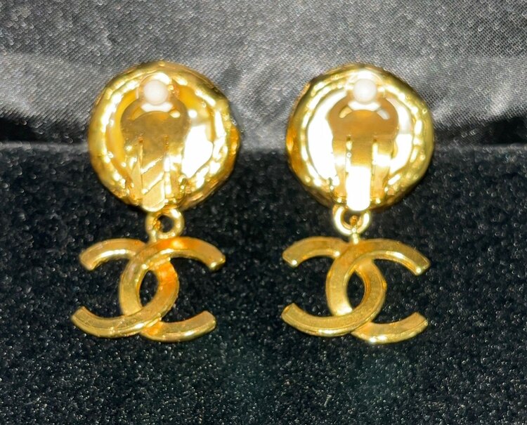 イヤリング　（ブランド財布・小物）の商品画像 - 査定依頼日：2025年3月13日 - 最高査定価格：30,000円