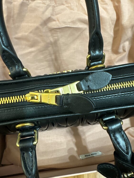 ミュウミュウ  （ブランドバッグ）の商品画像 - 査定依頼日：2025年2月8日 - 最高査定価格：270,000円