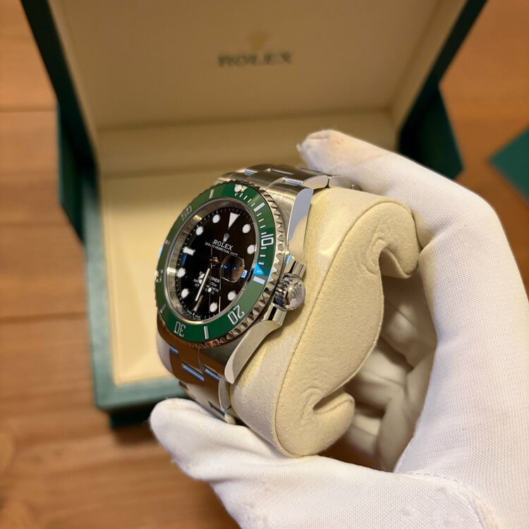 ROLEX ロレックス サブマリーナー デイト グリーンサブ オイスタースチール 未使用（高級時計）の商品画像 - 査定依頼日：2026年8月20日 - 最高査定価格：2,600,000円