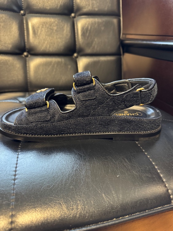 CHANELシャネルネイビーフットベットサンダル ネイビー レディース（古着・ファッション）の商品画像 - 査定依頼日：2025年9月17日 - 最高査定価格：40,000円