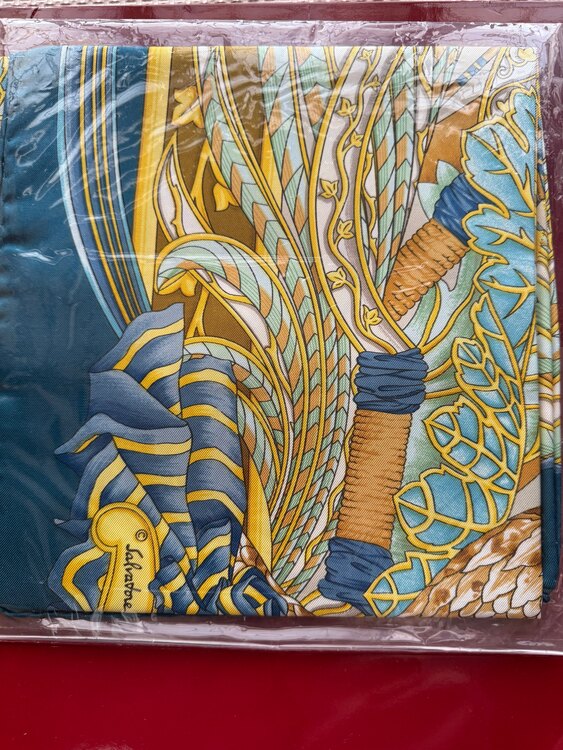 Salvatore Ferragamo シルクスカーフ（古着・ファッション）の商品画像 - 査定依頼日：2025年5月7日 - 最高査定価格：3,000円