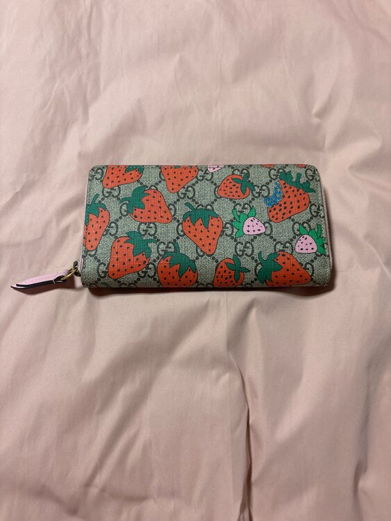 グッチ GUCCI GGスプリーム ストロベリープリント 長財布（ブランド財布・小物）の商品画像 - 査定依頼日：2025年2月8日 - 最高査定価格：10,000円