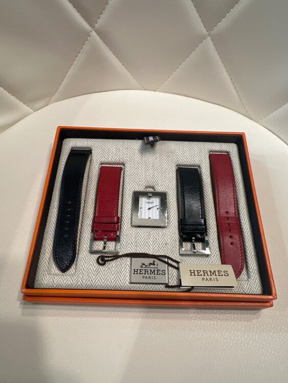 腕時計　ベルト赤・黒（ブランド財布・小物）の商品画像 - 査定依頼日：2025年4月15日 - 最高査定価格：40,000円