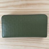 ロエベ　長財布　アボガドグリーン（ブランド財布・小物）の商品画像 - 査定依頼日：2023年7月6日 - 最高査定価格：10,000円