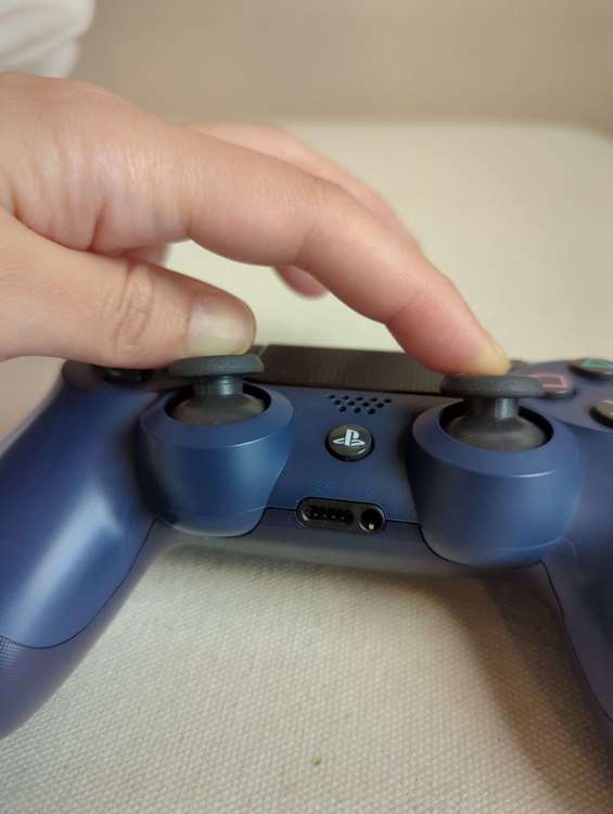 DUALSHOCK４ワイヤレスコントローラー（ゲーム機本体・ゲームソフト）の商品画像 - 査定依頼日：2023年7月28日 - 最高査定価格：1,500円