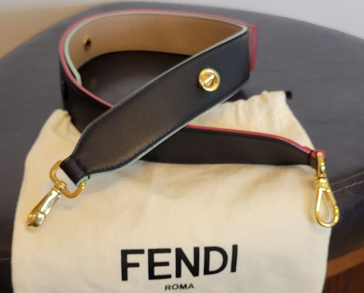 FENDI　ストラップユー　ネイビー（ブランド財布・小物）の商品画像 - 査定依頼日：2022年6月24日 - 最高査定価格：7,000円