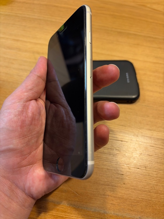 iPhone SE (第 3 世代) 128GB au（スマホ）の商品画像 - 査定依頼日：2026年4月21日 - 最高査定価格：24,000円