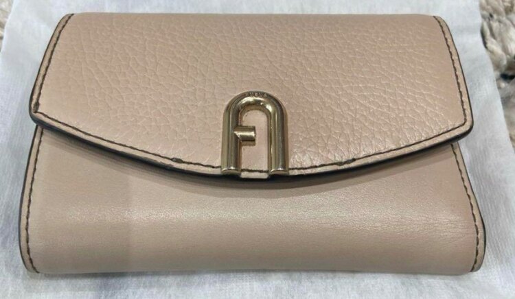 FURLA 財布（ブランド財布・小物）の商品画像 - 査定依頼日：2025年3月20日 - 最高査定価格：1,000円