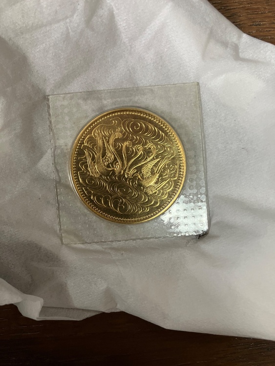 天皇陛下即位60年記念　10万円金貨（金・貴金属）の商品画像 - 査定依頼日：2026年6月7日 - 最高査定価格：485,360円