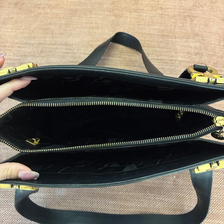 フェラガモ ガンチーニ ショルダーバッグ 黒 （ブランドバッグ）の商品画像 - 査定依頼日：2025年4月13日 - 最高査定価格：15,000円