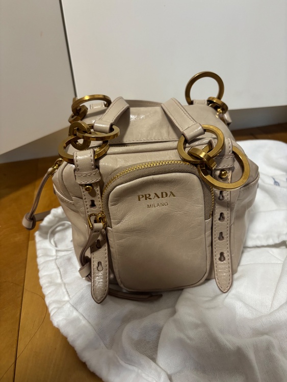 プラダ ダングルレザートップハンドルミニバッグ（ブランドバッグ）の商品画像 - 査定依頼日：2026年6月26日 - 最高査定価格：150,000円